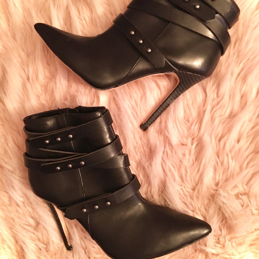 Black heels / boots